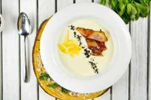 Сырный крем-суп с беконом и гренками